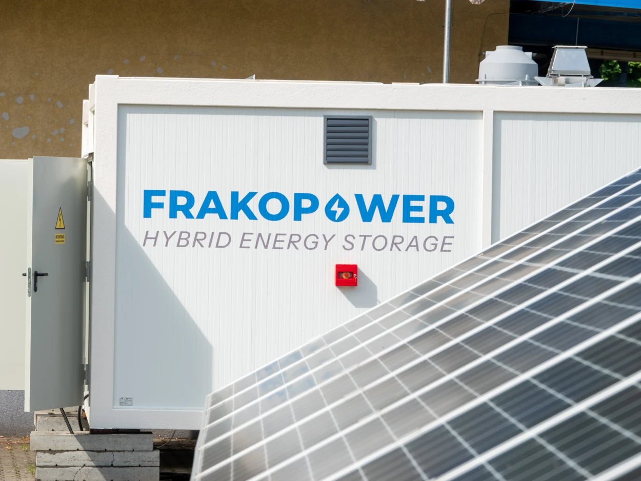 Kontener FRAKOPOWER przy instalacji fotowoltaicznej